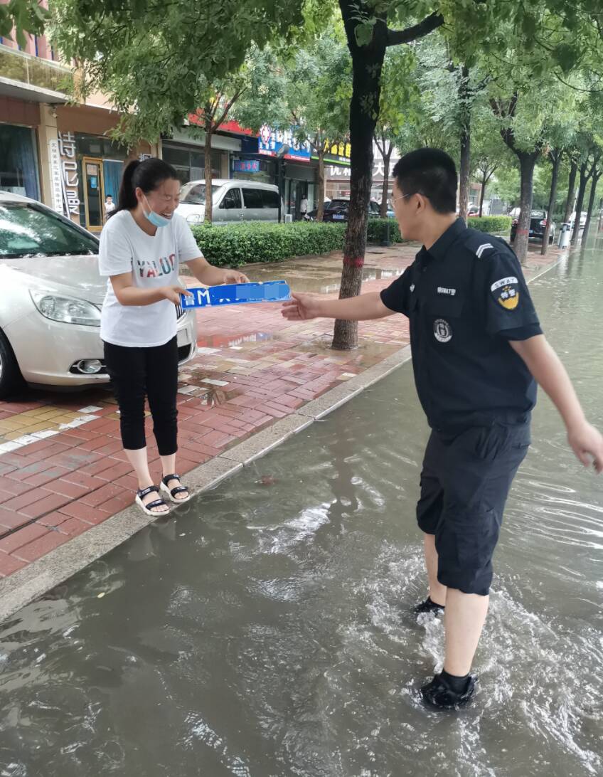 暴雨来袭！滨州公安民警辅警积水中摸起车牌 及时归还车主