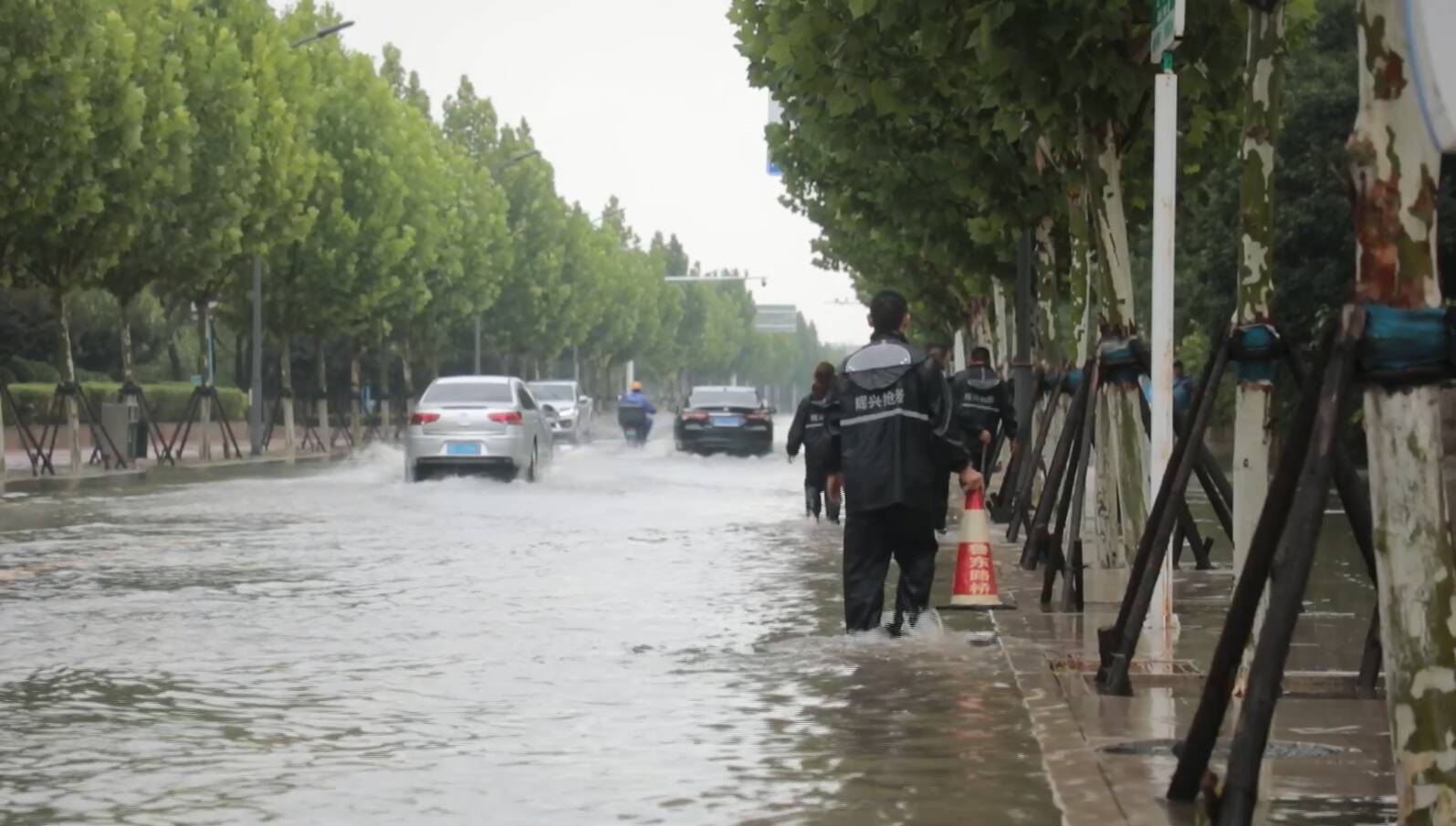 东营市河口区积极应对强降雨天气 及时疏通易积水点