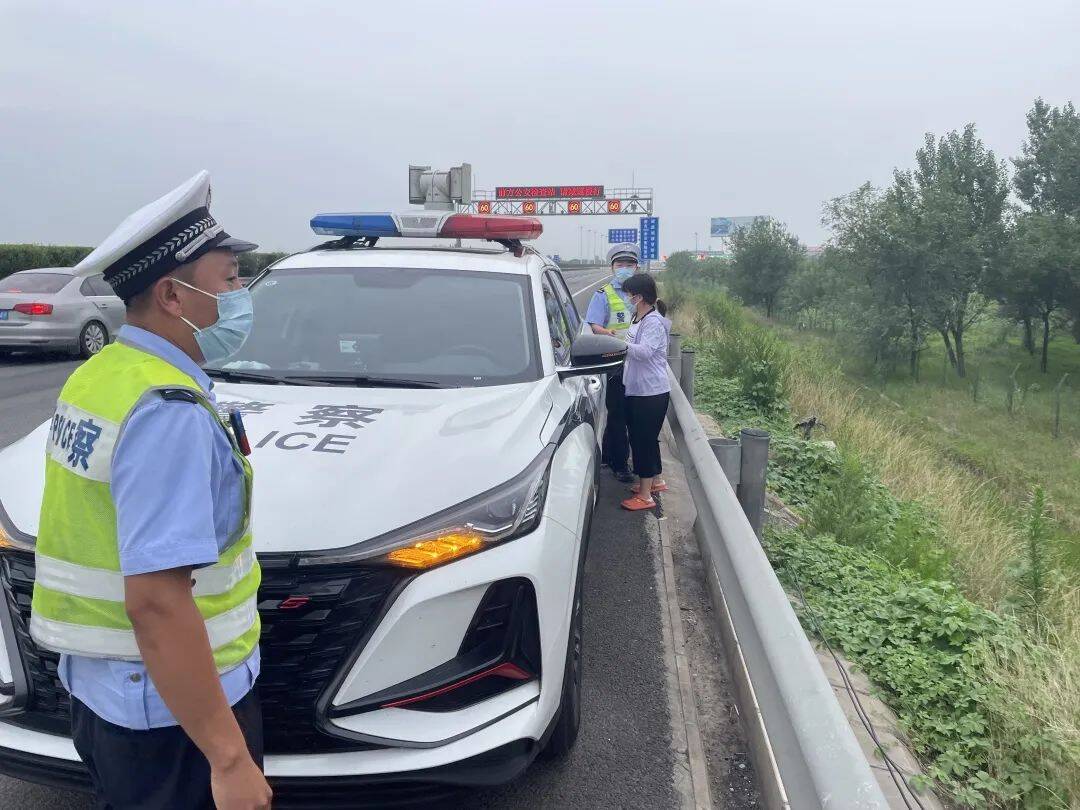 一女子沿高速超车道逆向行走 滨州高速交警及时救助
