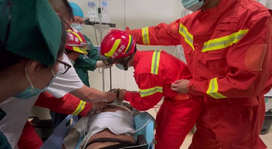 钢筋刺入工人后背 枣庄消防医生合力救助
