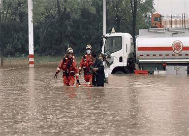 车辆被困积水，烟台开发区消防员火速救援
