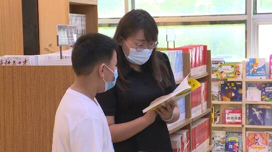 潍坊：书店迎来暑期客流高峰 小小志愿者助力“全民阅读”