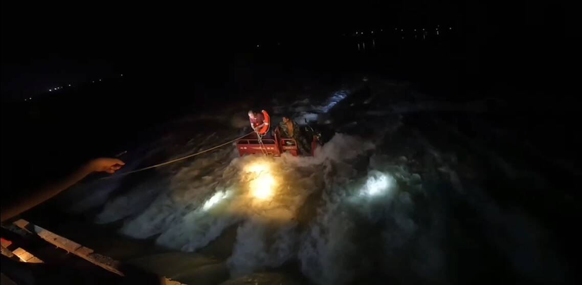 烟台两男子晚上开三轮车趟水过河被困 消防员和村民联合救援脱险