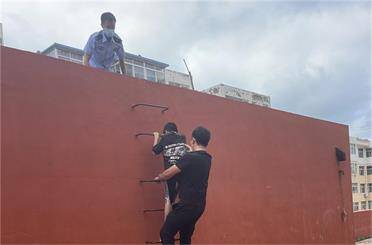 威海：“熊孩子”爬上天台不敢下来 民警助其脱困