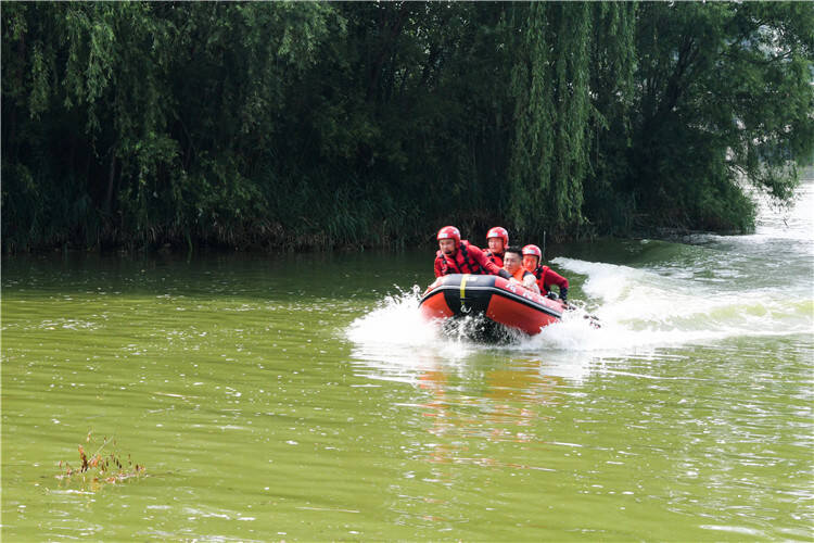 潍坊全市340名特巡警白浪河水域操舟防汛抢险演练
