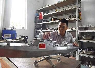 三年磨一“舰” 烟台男子造“不锈钢航母”让中国船舶“心动”