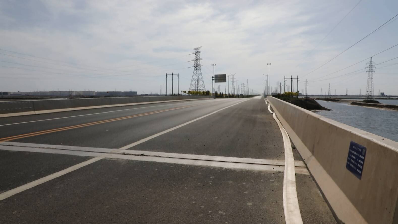 东营港进一步提高公路桥梁交通标志规范化管理 让17座桥梁有了“身份证”