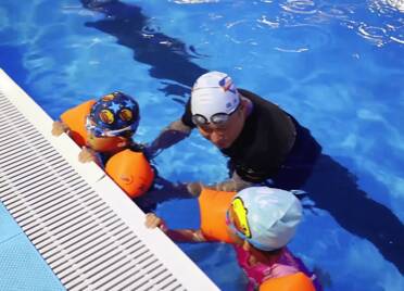 水中实境教学！德州：学校牵手游泳馆 防溺水游泳课提高学生自救能力