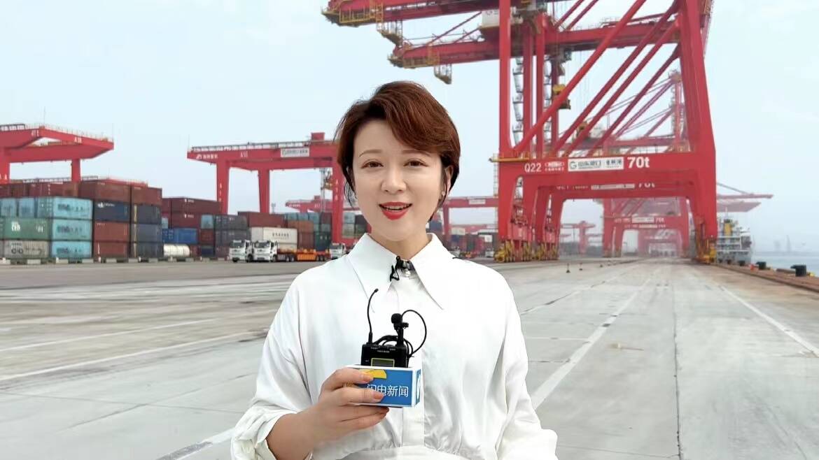 无人集卡 远控岸桥……7月20日跟着记者探访日照港全球首个顺岸开放式全自动化集装箱码头