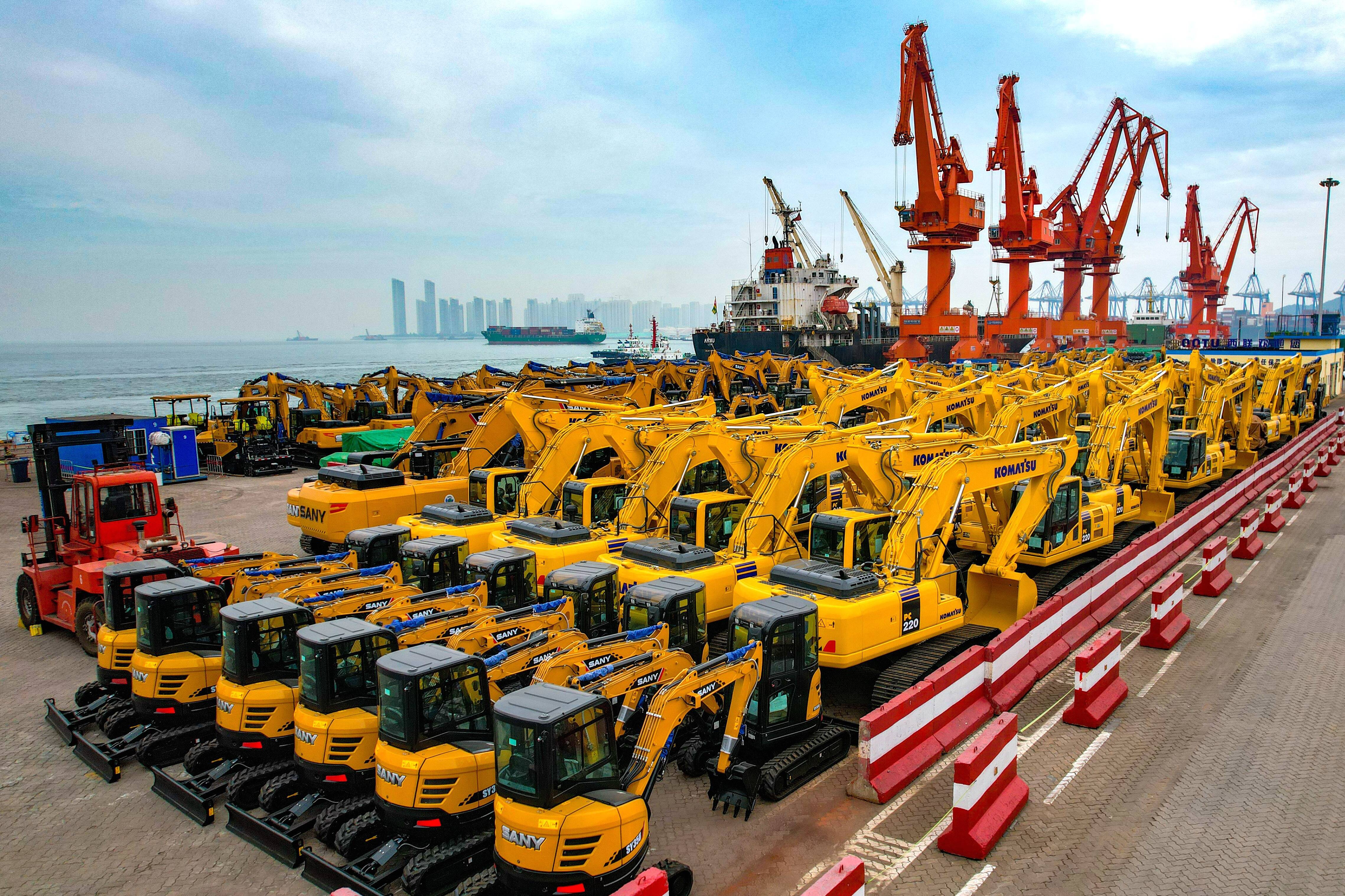 近200台国产工程车辆在山东港口青岛港装船 出口海外