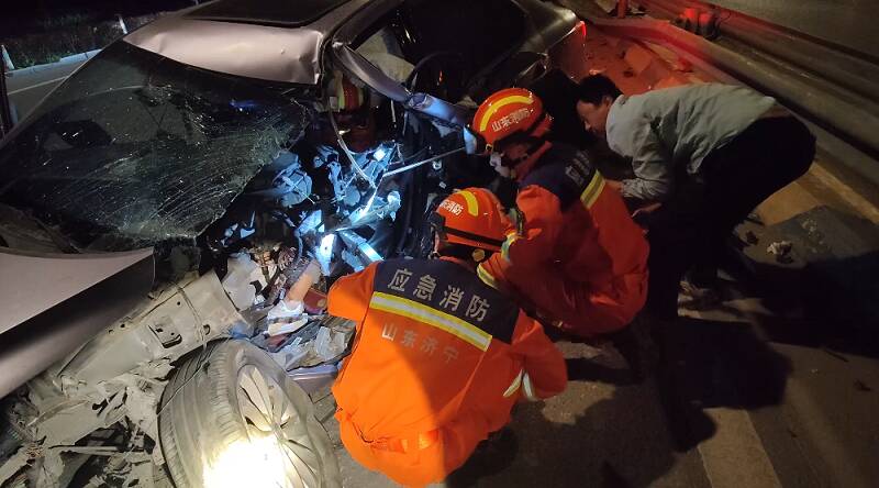 汽车撞上防护栏司机被困 济宁消防紧急营救