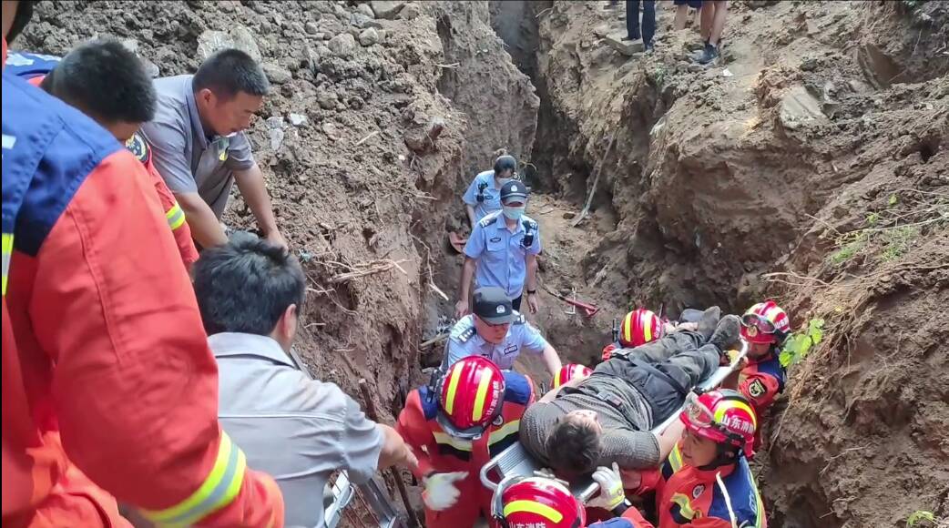 建筑工地塌方一工人被困 济南消防手刨30多分钟救出