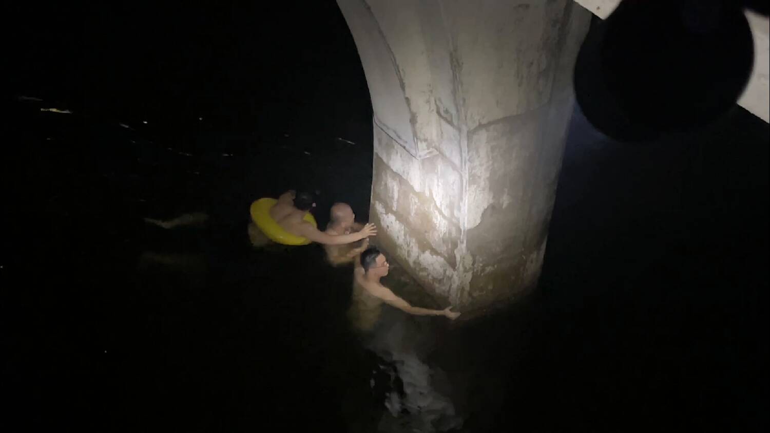 男子游泳被困海水中 烟台俩热心市民跳海合力救助