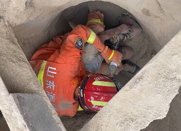 德州陵城区：工人不慎落入沙斗被埋，消防员紧急营救转危为安