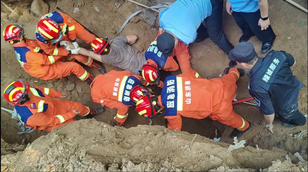 济南：建筑工地塌方！一人被困  消防紧急救援！