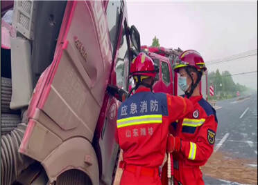潍坊一半挂车司机疲劳驾驶致追尾 消防紧急救援化险为夷
