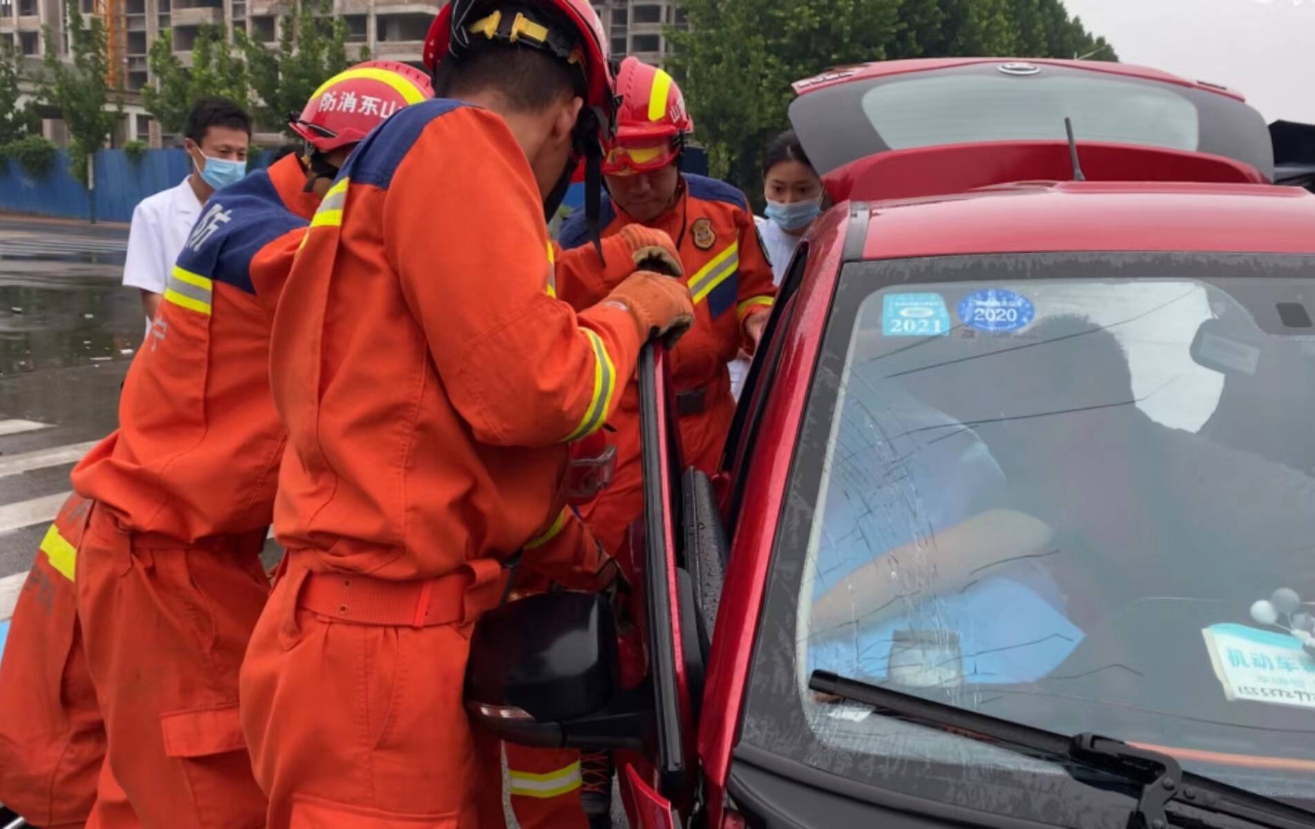 两车相撞孕妇被困车中 济宁消防紧急救援
