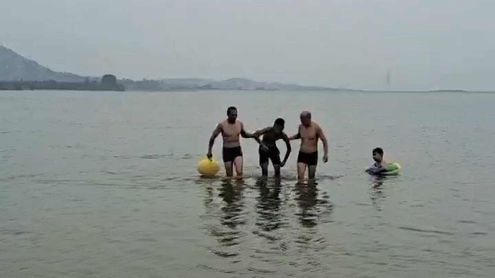 游泳需远离危险水域！一男子野泳险溺水 新泰市民联手成功营救