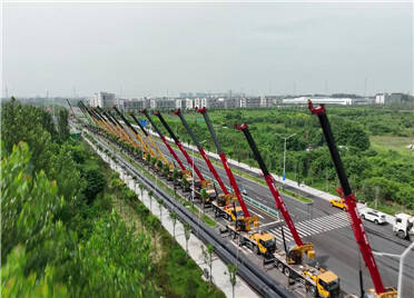 潍坊首次！50台大型吊车进行“穿越”作业