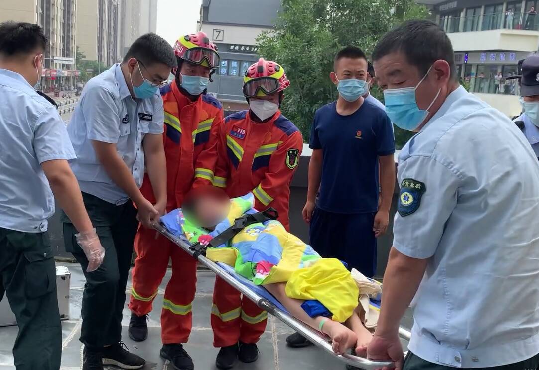 济南一男孩坠至2楼平台 消防紧急救援处置