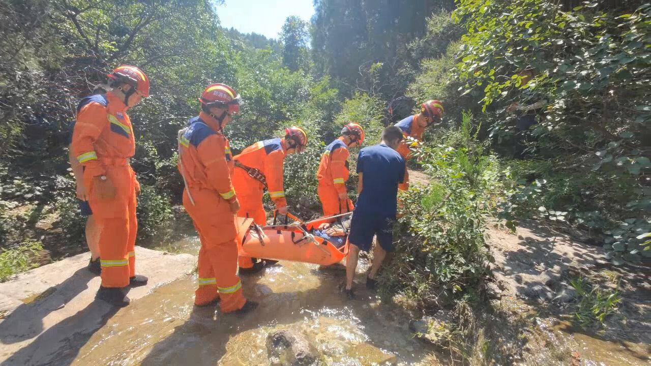 峡谷深处受伤被困，济南消防10人轮流75分钟抬至山下 游客抱拳致谢