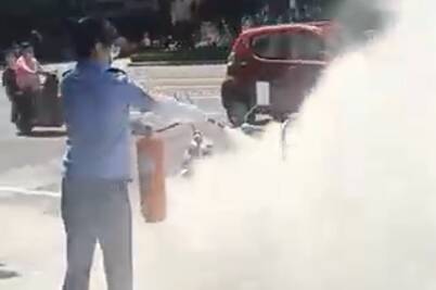 电动三轮车突然起火！潍坊公交女司机与热心市民一起伸援手