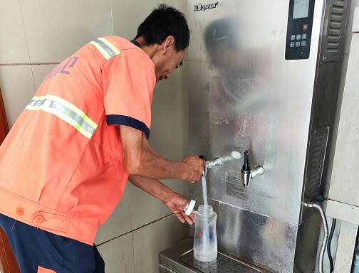 潍坊：“暖心举措”再升级 这里免费向环卫工人提供开水
