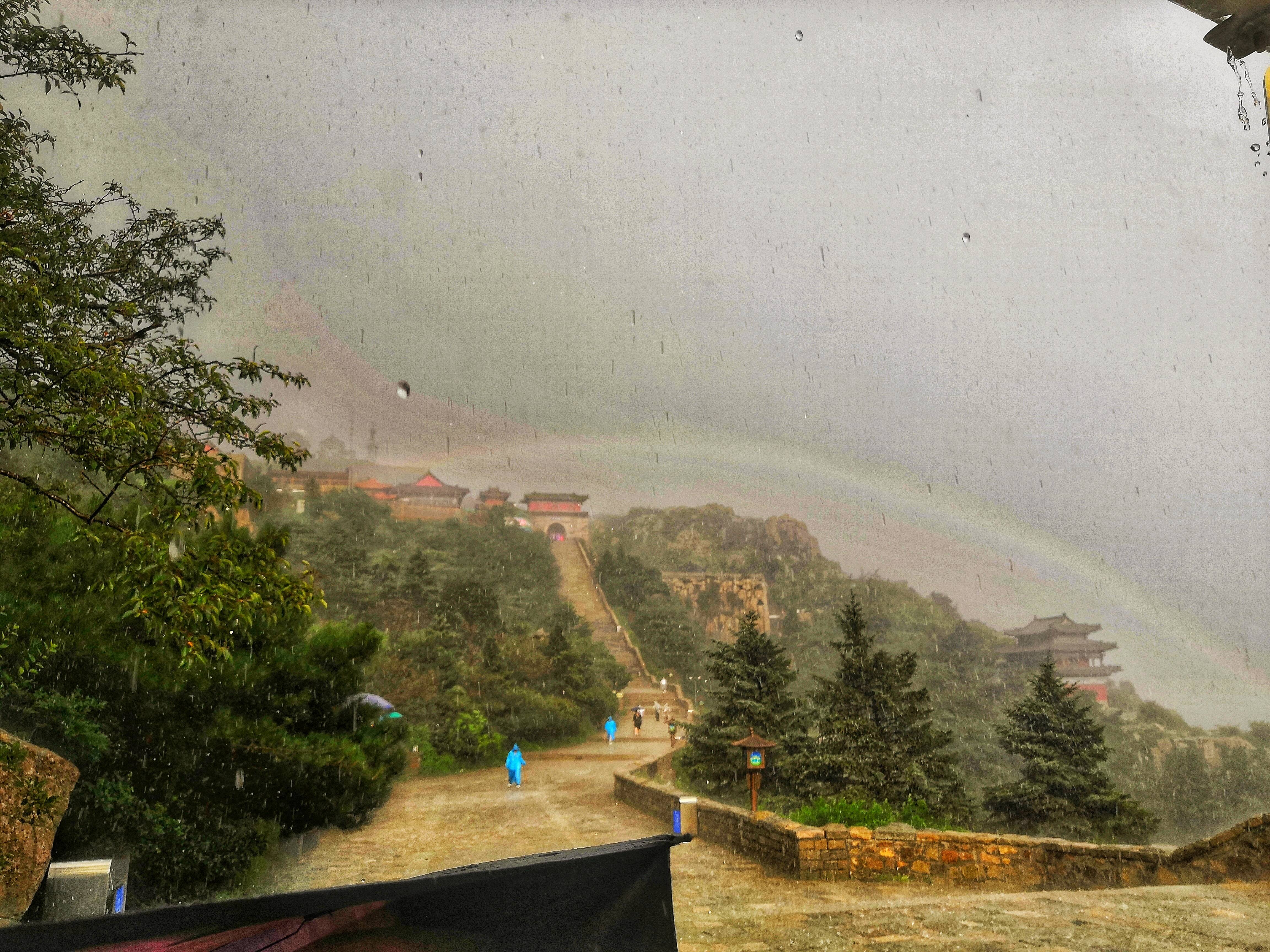 难得一见的浪漫！泰山出现罕见雨中彩虹