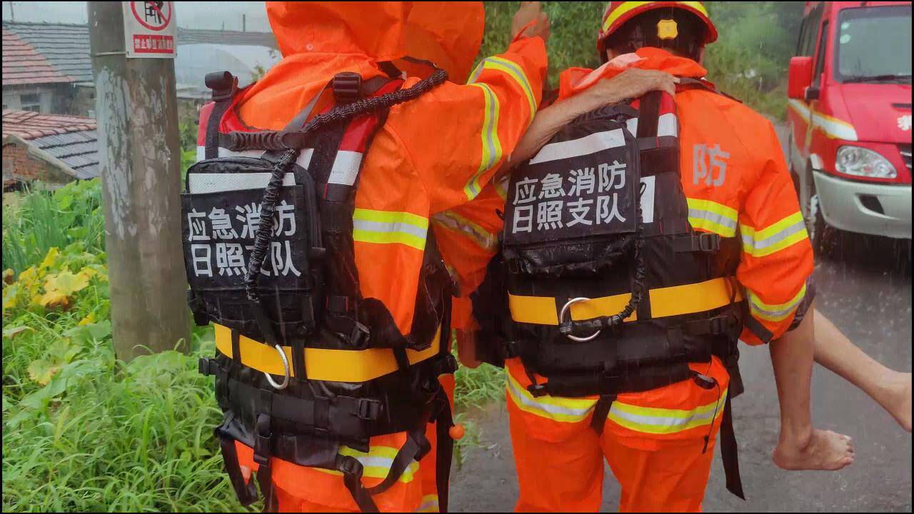 突降暴雨致30余名游客被困 日照消防紧急营救
