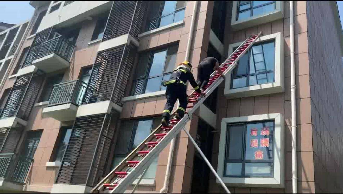 女子寻物被困四楼窗台 淄博消防三分钟救下