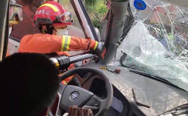 兰陵三车相撞致驾驶员被困 消防紧急救援
