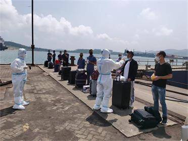 龙眼港出入境边防检查站：完成22名国际航行船员入出境边防检查换班勤务