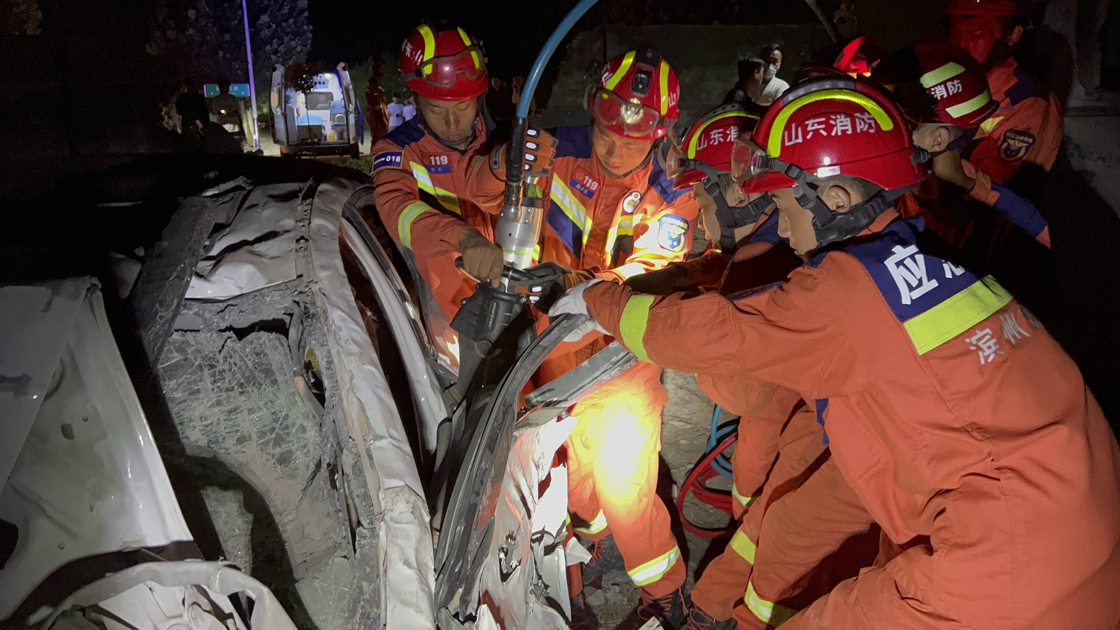 轿车撞穿墙壁司机被困 滨州消防紧急救援