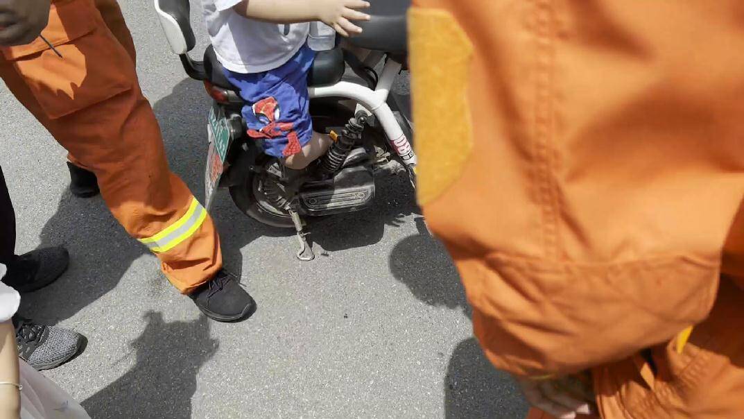 枣庄5岁男童脚卡电动车 消防拆卸车架10分钟脱困
