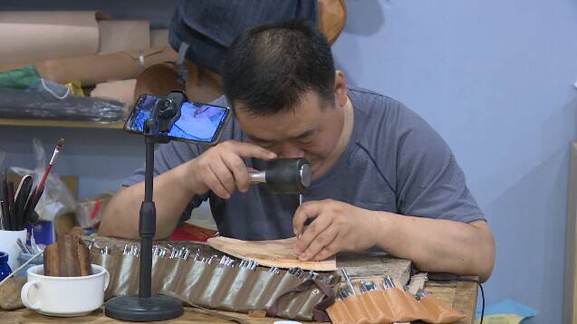 潍坊非遗传承人十余年制作近千件皮雕精品 如今能在皮料上“写”出瘦金体