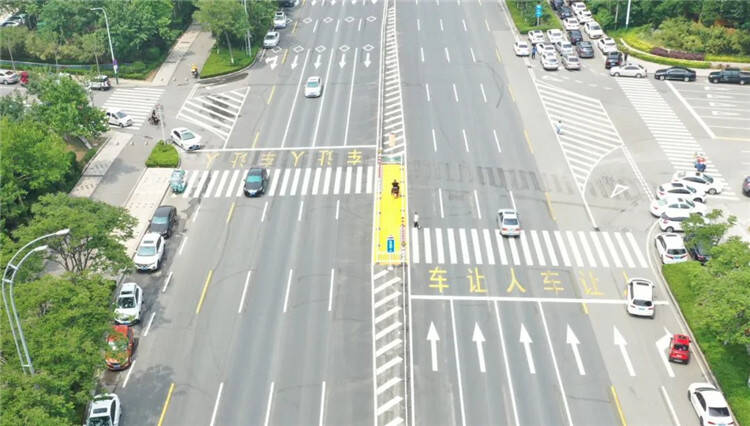“走的安全 行的舒畅”潍坊首次实施“Z”型过街斑马线