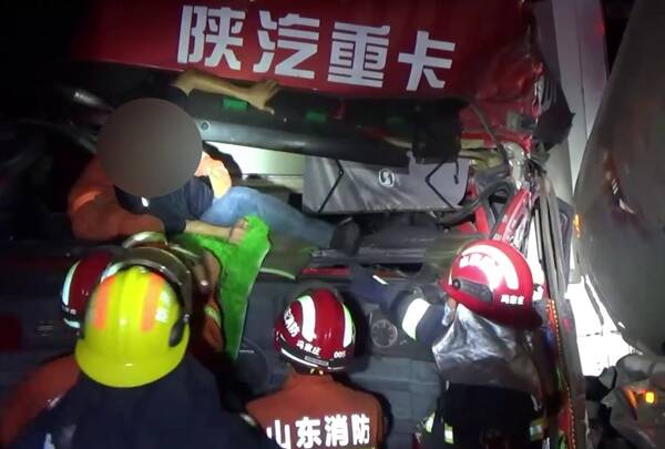 半挂车追尾柴油罐车 司机被困驾驶室 临沂消防紧急救援