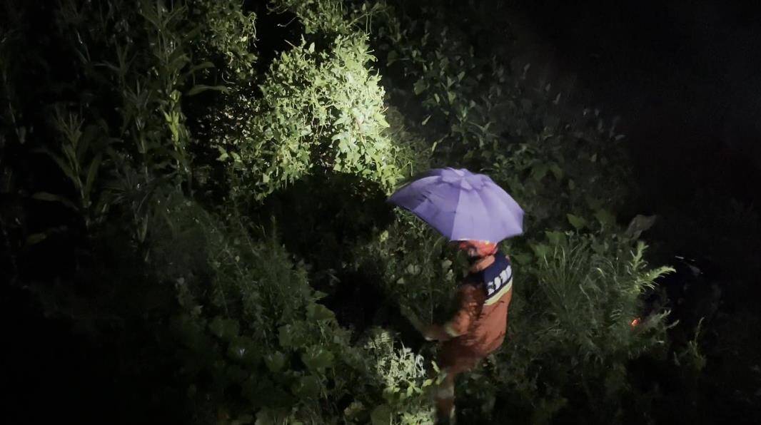 大雨夜凌晨一男子因路面湿滑不慎坠入深坑 淄博消防紧急救援