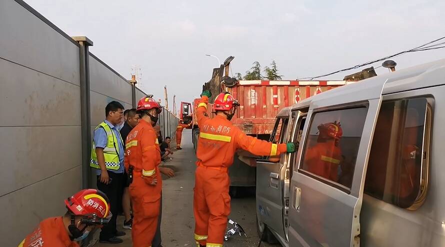 四车接连追尾人员被困 济宁消防紧急救援