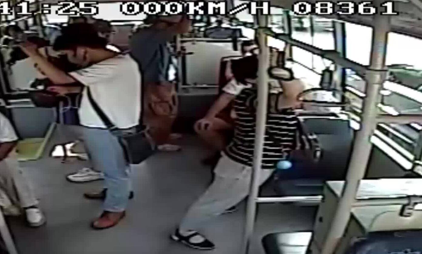 济南：老人险些栽倒在公交车厢里 乘客驾驶员齐帮忙
