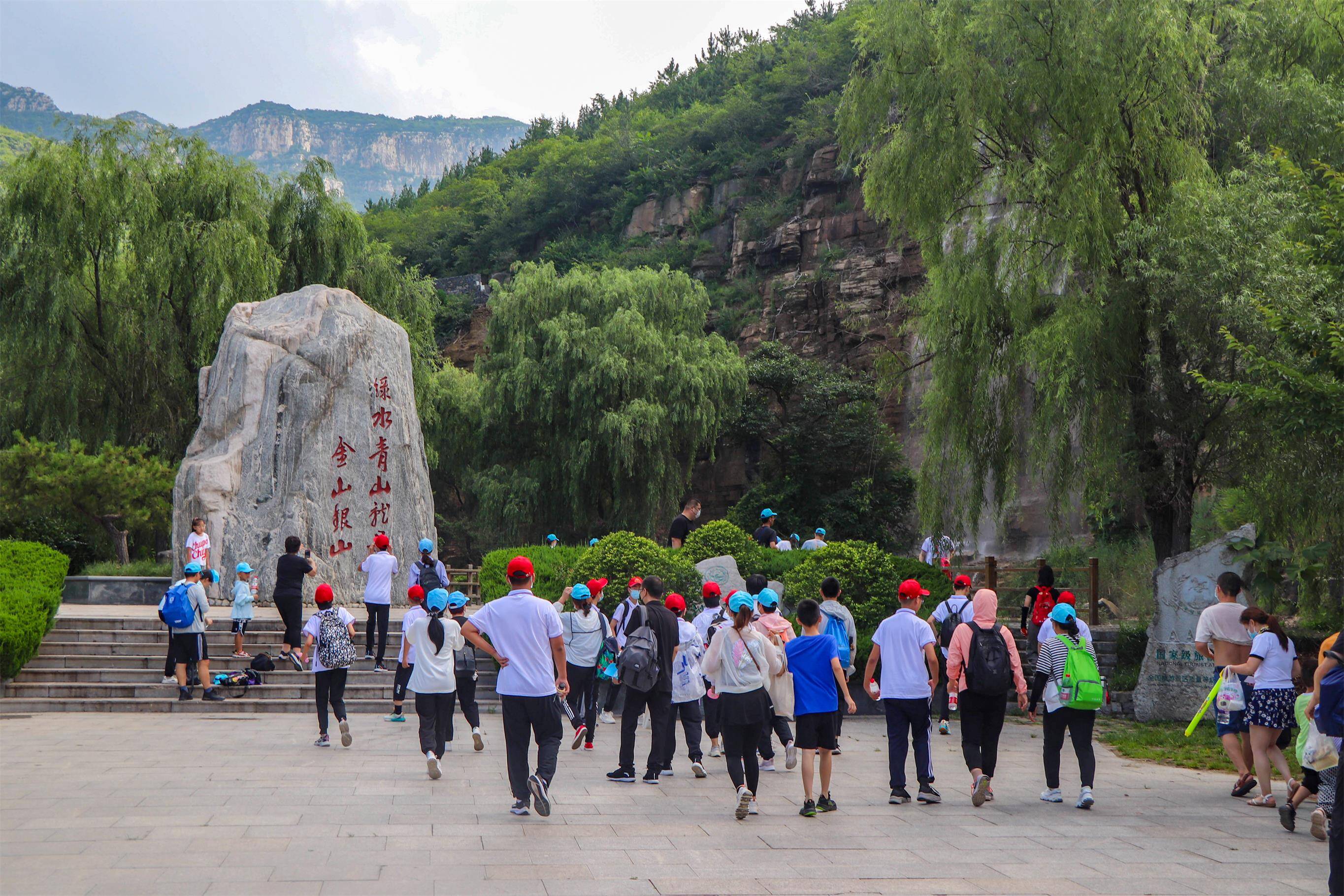 亲子游火爆数千游客畅游淄博潭溪山
