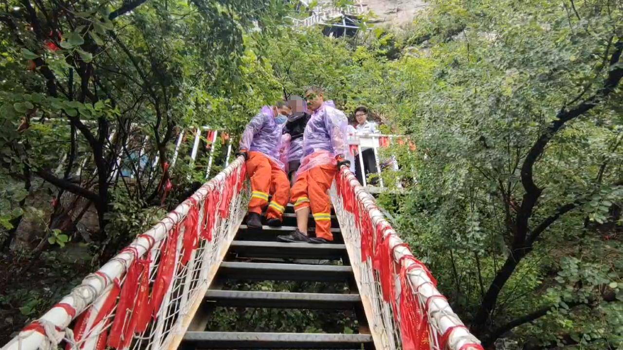 济南：游客爬山癫痫发作 消防两个小时护送下山