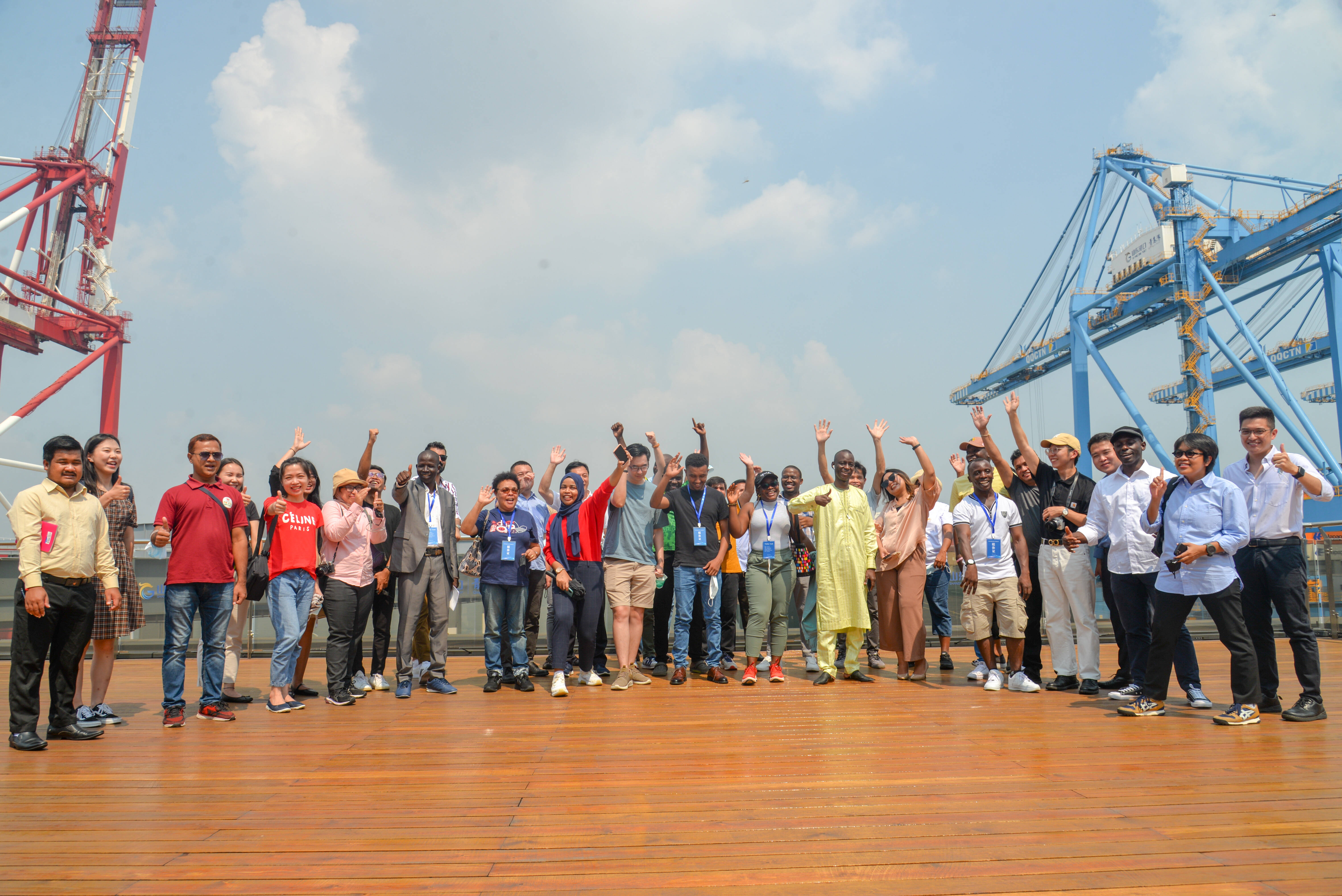 中国国际新闻交流中心亚太非洲记者团33名记者访问青岛