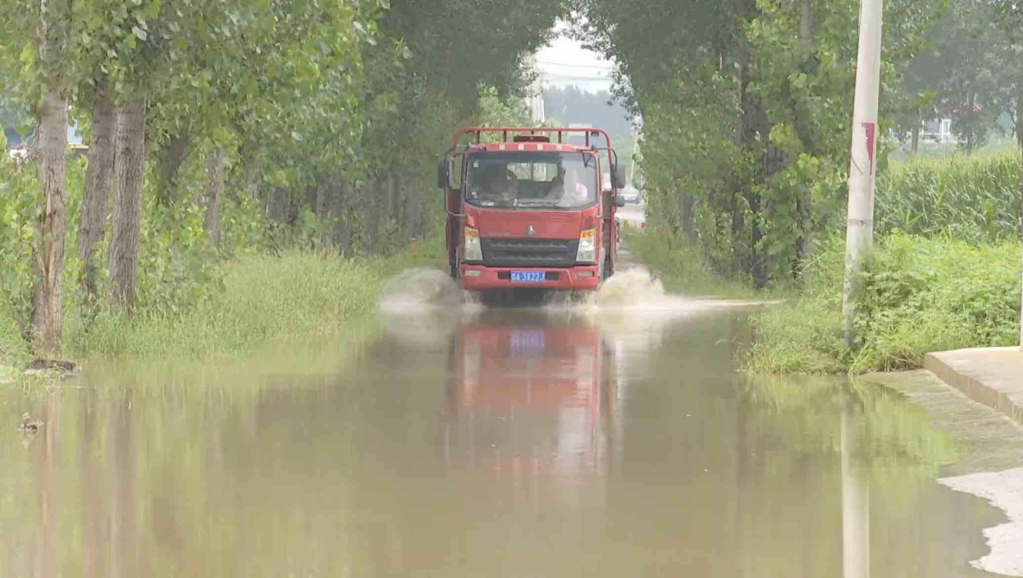 济南市章丘区辛寨降下大暴雨！部分路段、农田产生积水 当地已进行排水