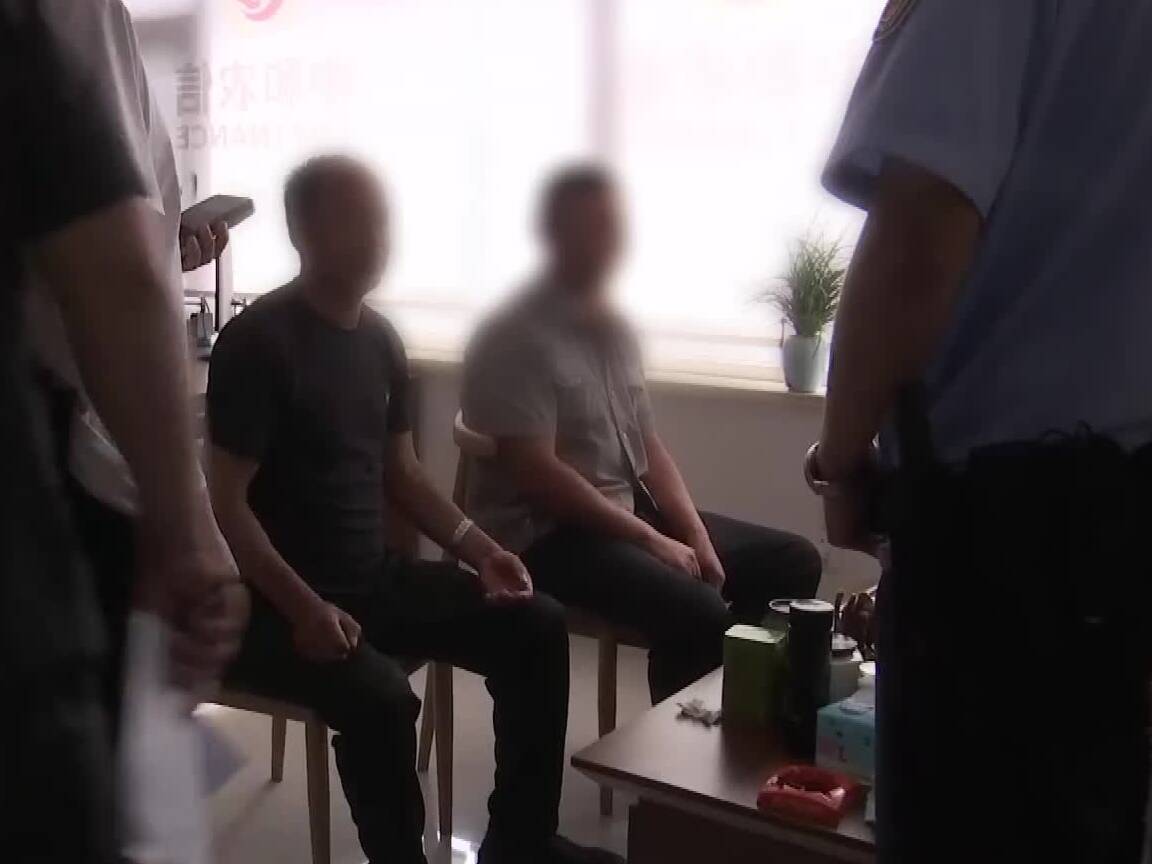 “亮”剑行动｜带走！两位“老赖”被强制执行时还在悠闲喝茶