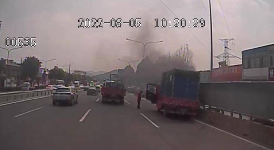 箱式货车突然着火，济南公交驾驶员拿起灭火器上前扑救