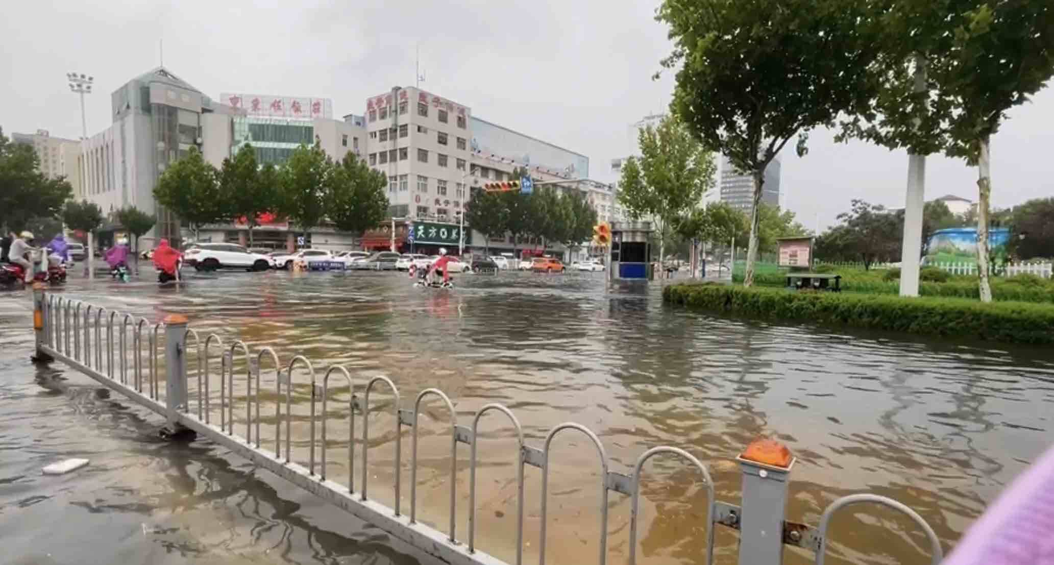 全国多地遭暴雨侵袭 20省受灾损失逾350亿_北京时间