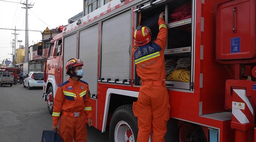 济宁消防员高温坚守 用汗水守护群众生命财产安全