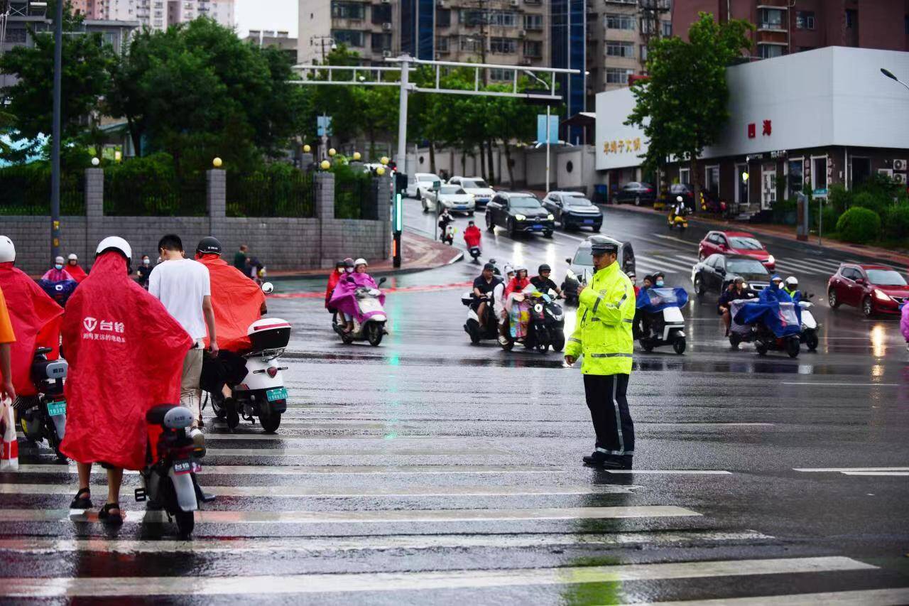 注意路况！济南市因降雨积水共3处临时交通管制路段