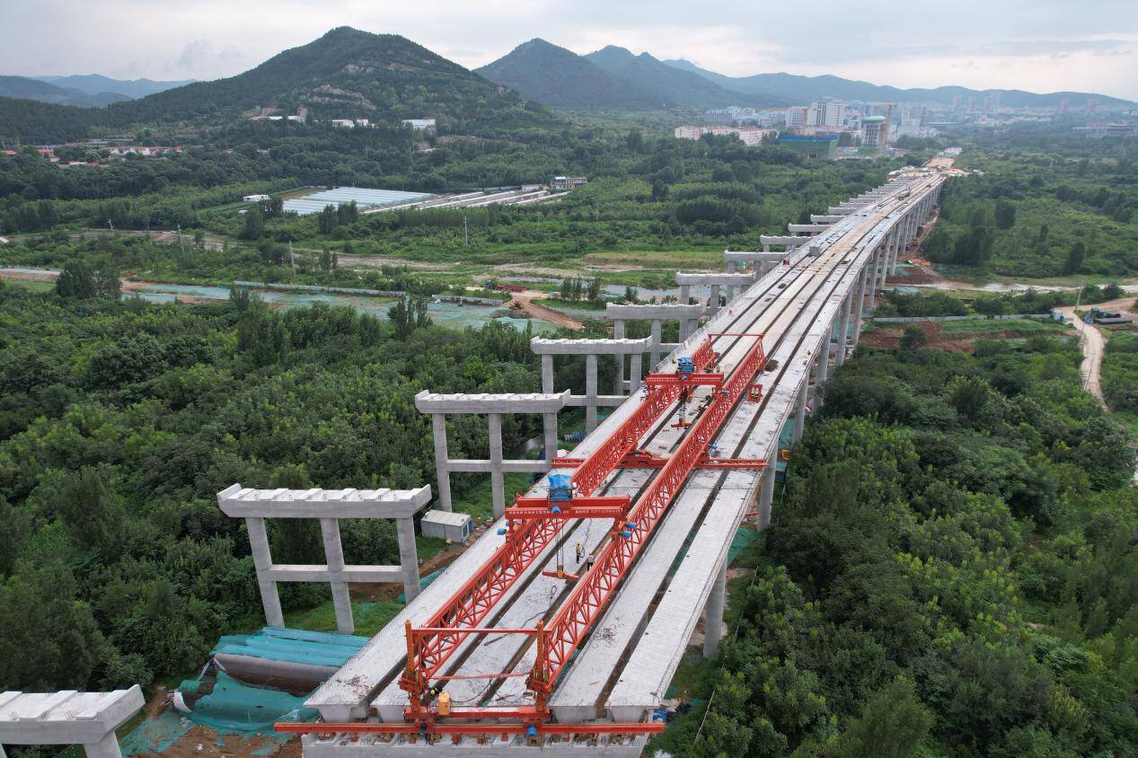 济南旅游路东延工程取得重大进展 西巨野河大桥左幅梁板架设顺利完成